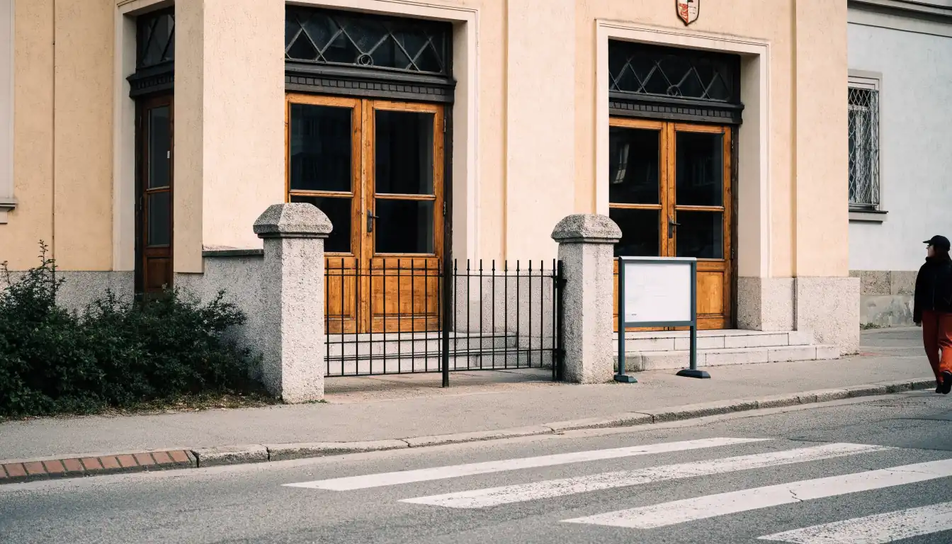 Službeni dokument s pečatom na drvenom stolu